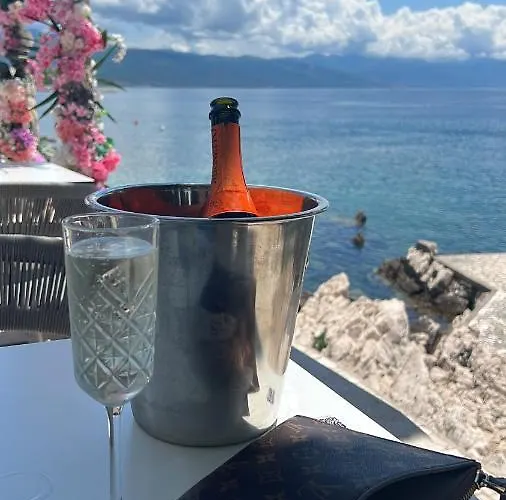 Sea La Vie Bed & Breakfast 4*