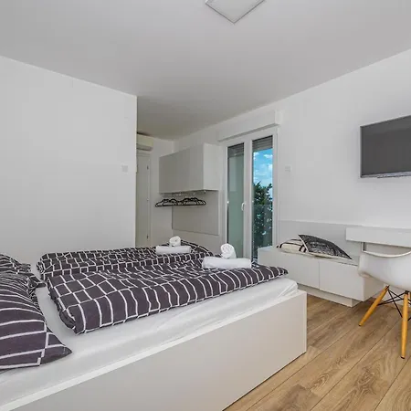 ベッド・アンド・ブレックファスト Sea La Vie ノヴィ・ヴィノドロスキー